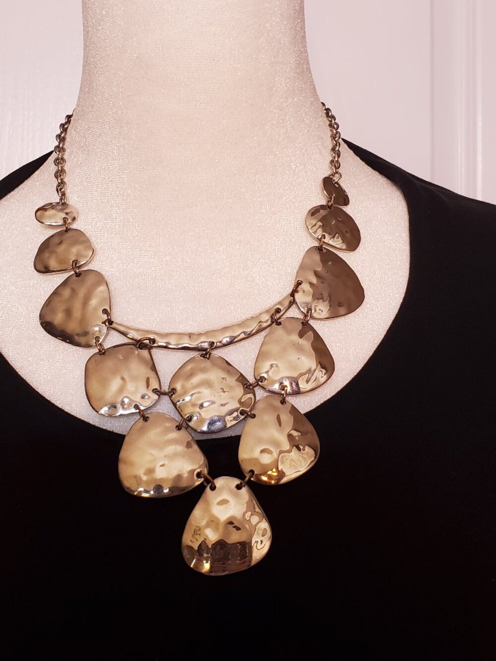 Stylish, bold necklace: Colour: silver